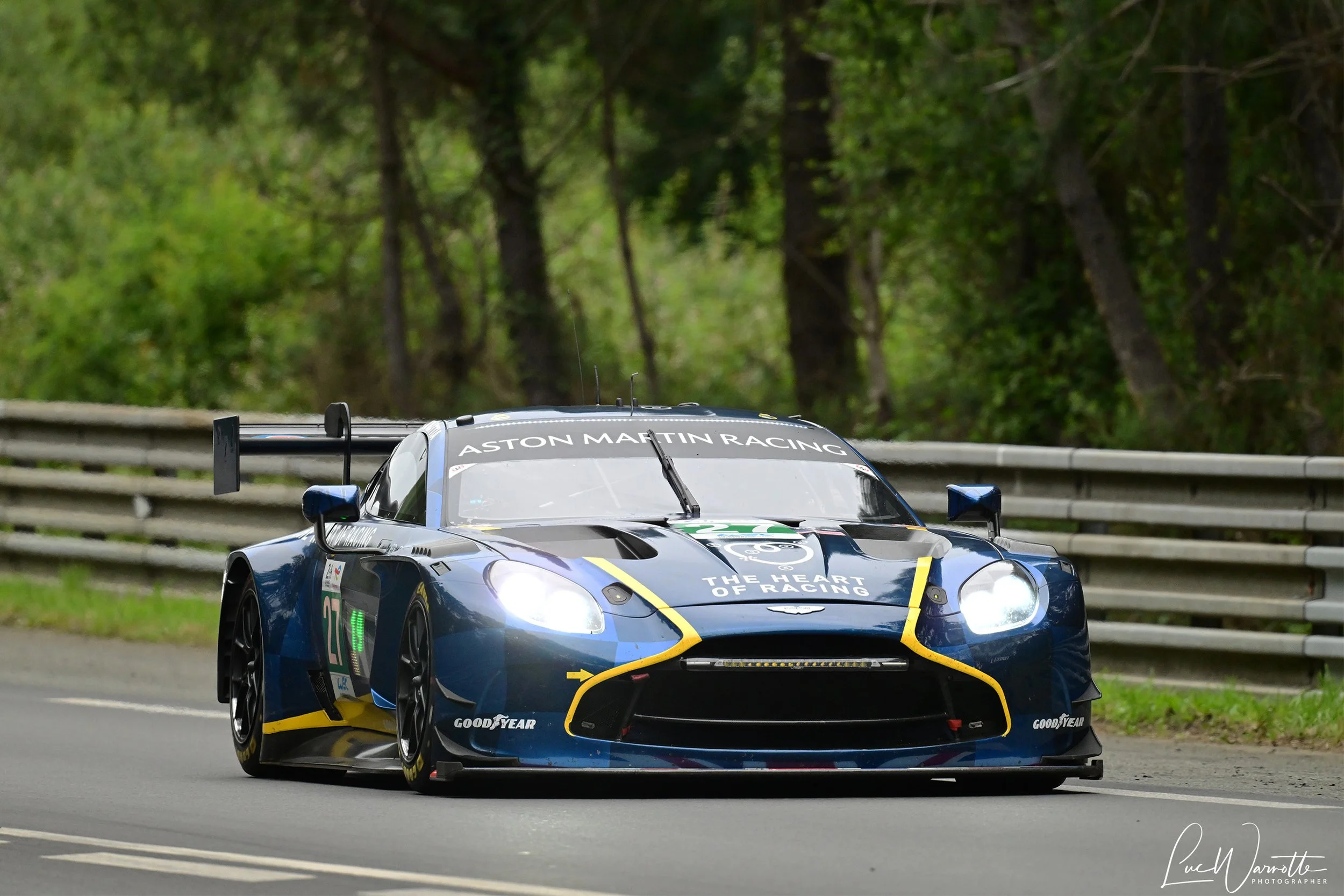専用 Aston Martin Vantage & Ferrari 296 Aston Martin Vantage and Ferrari 296 in front row — Car Racing